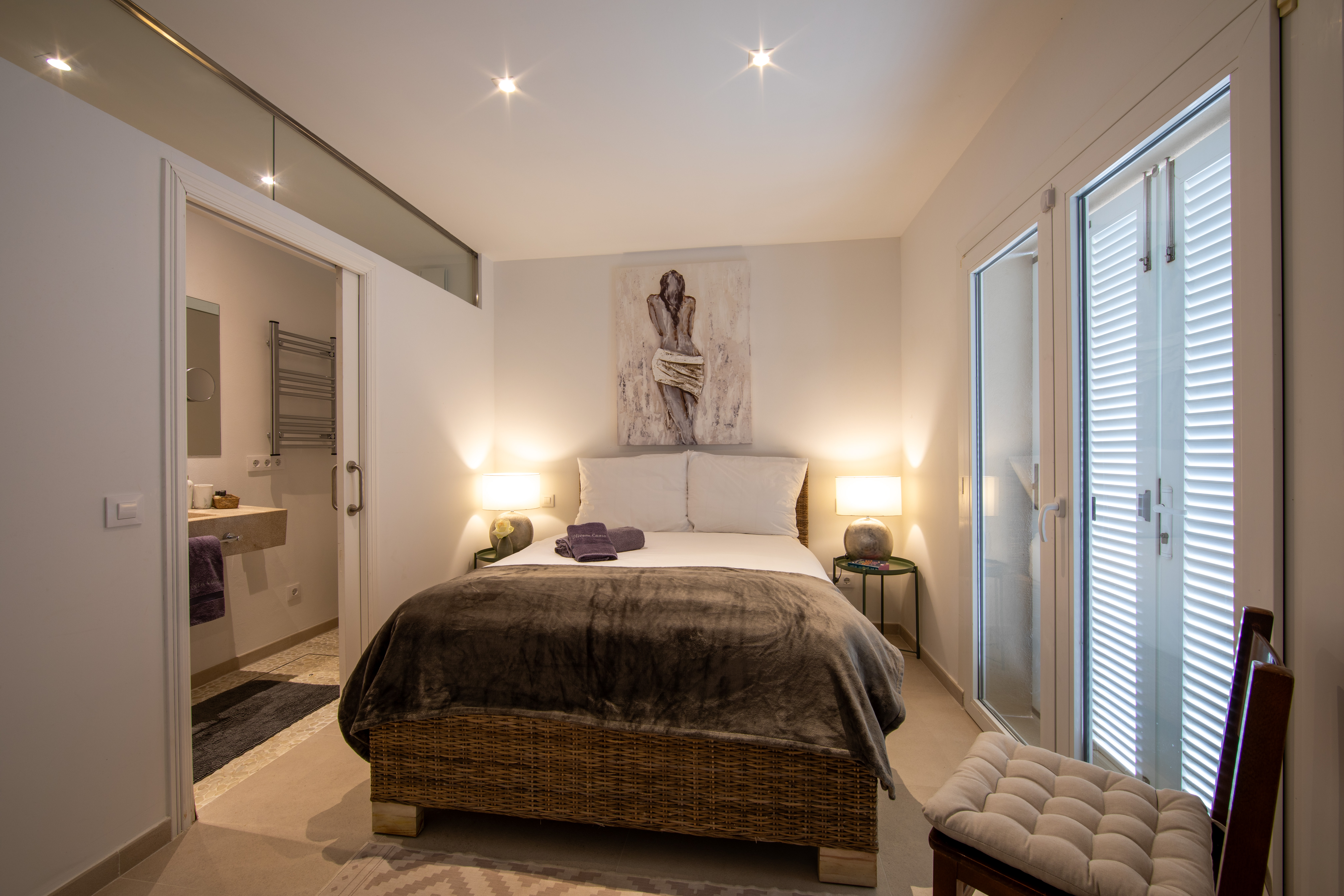 Ground floor bedroom with en suite bathroom